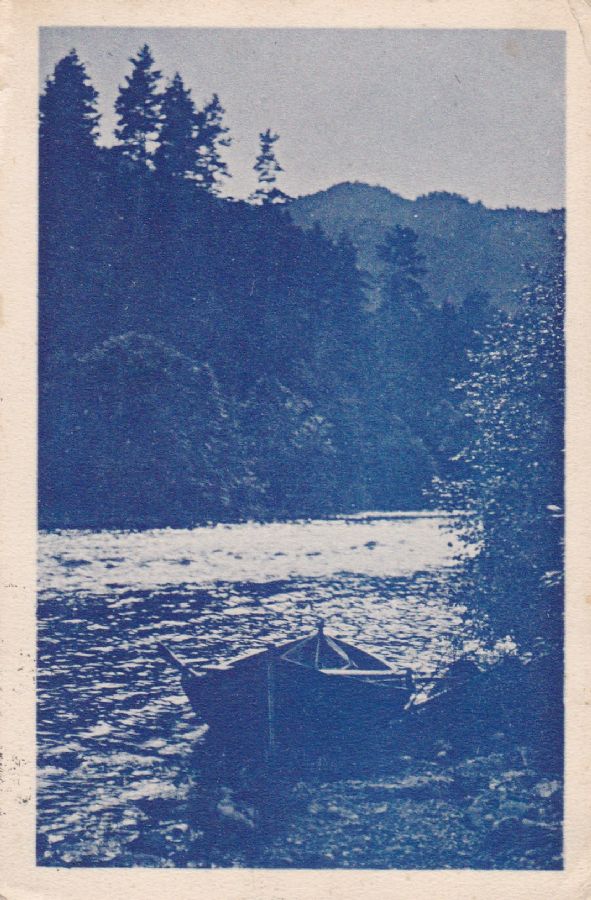 Sommer. Tom råbåt i elv. Blåtone. Sunnfjord. 1915