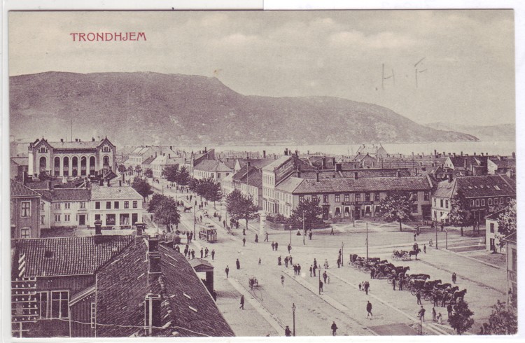 Ubrukt s/h-kort -Trondhjem- (oversikt med masse folk). F. Bruns Bogh. K-2