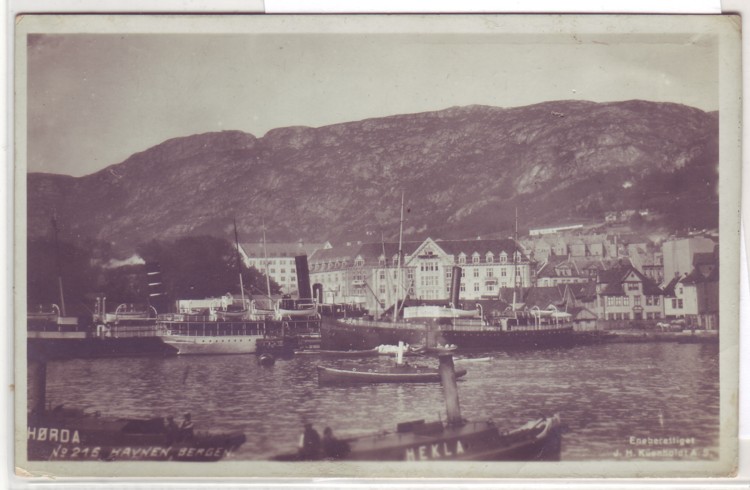 Ubrukt s/h-kort -Havnen, Bergen- (masse skip inkl. Kong Sverre, Hørda og Hekla). J. H. Küenholdt # 215. K-3