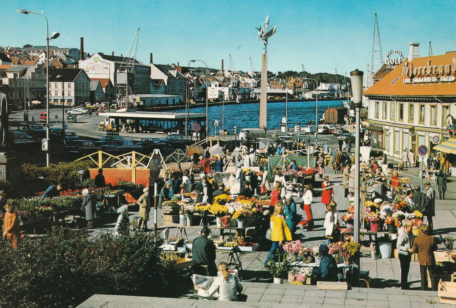 Stavanger .  Parti fra torget .  Aune F-5605-2
