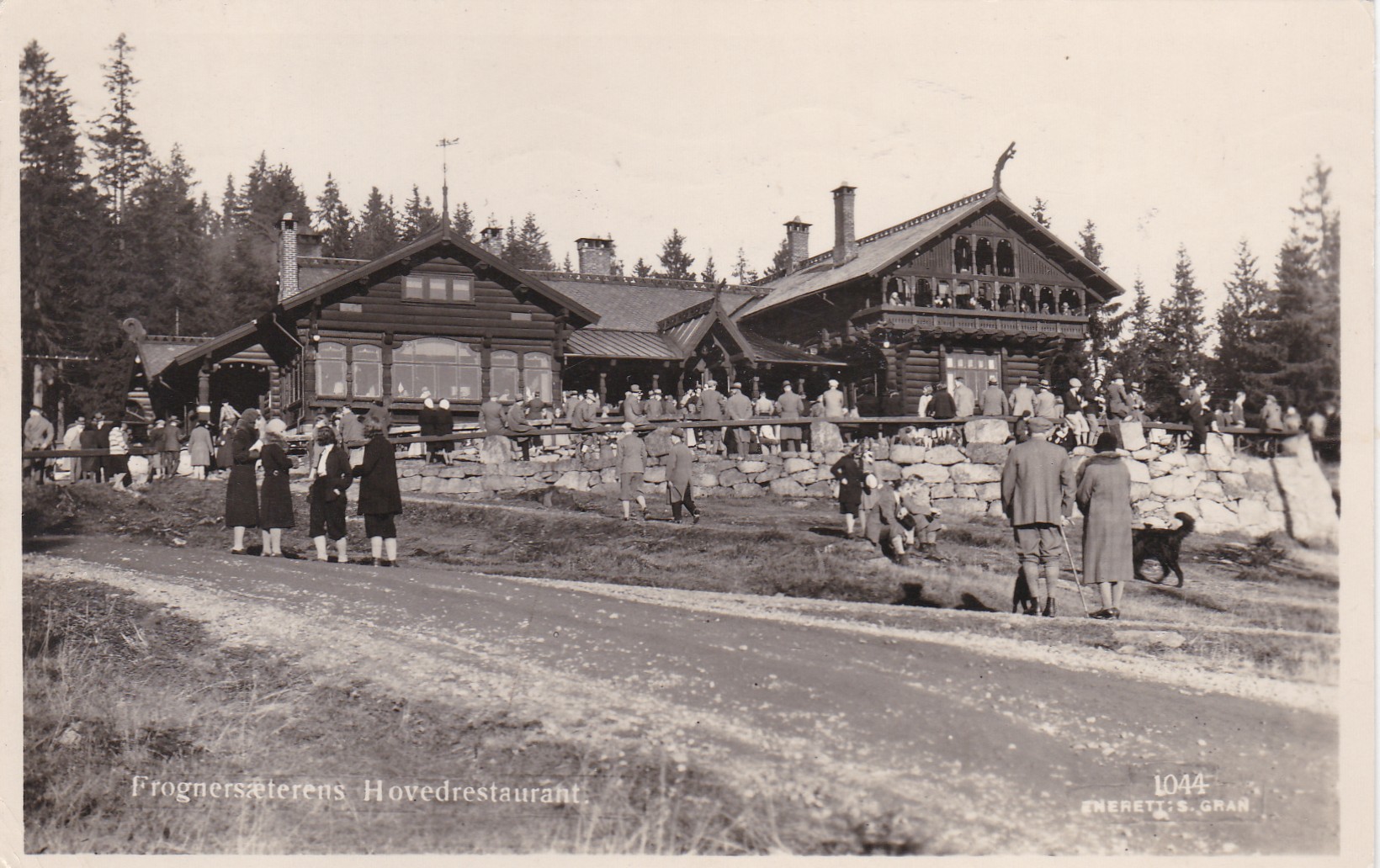 Frognerseteren Hovedrestaurant. Mye Folk ( S. Gran 1044)