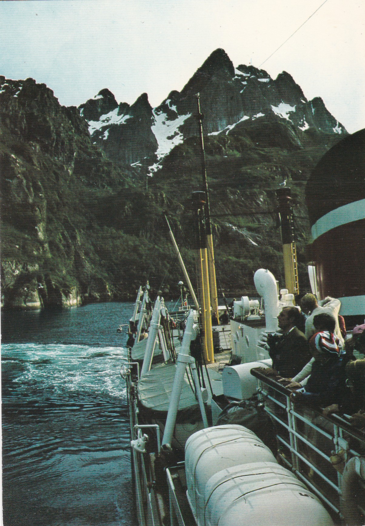 Med hurtigruten i Trollfjorden ( Aune F-7909-6)
