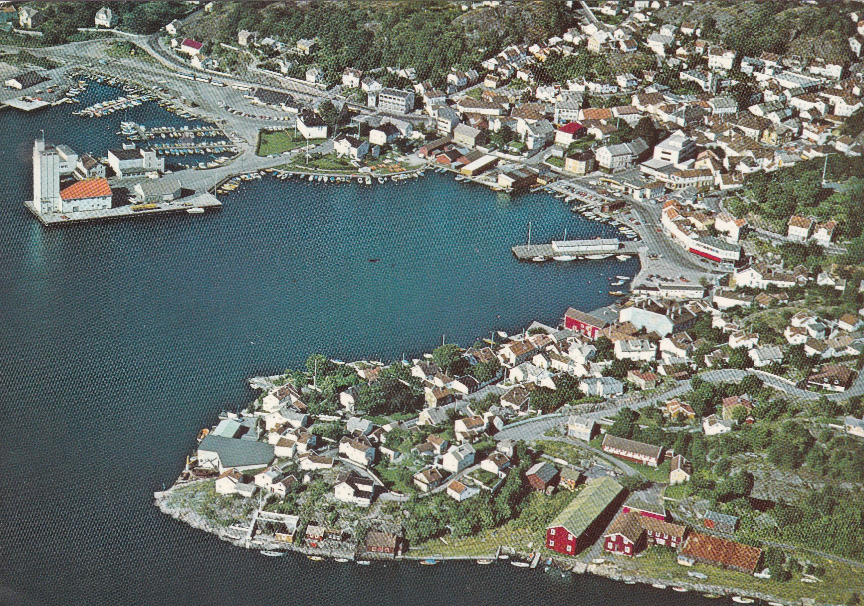 Grimstad. Flyfoto. Utsikt over byen. Aune F-5863-3