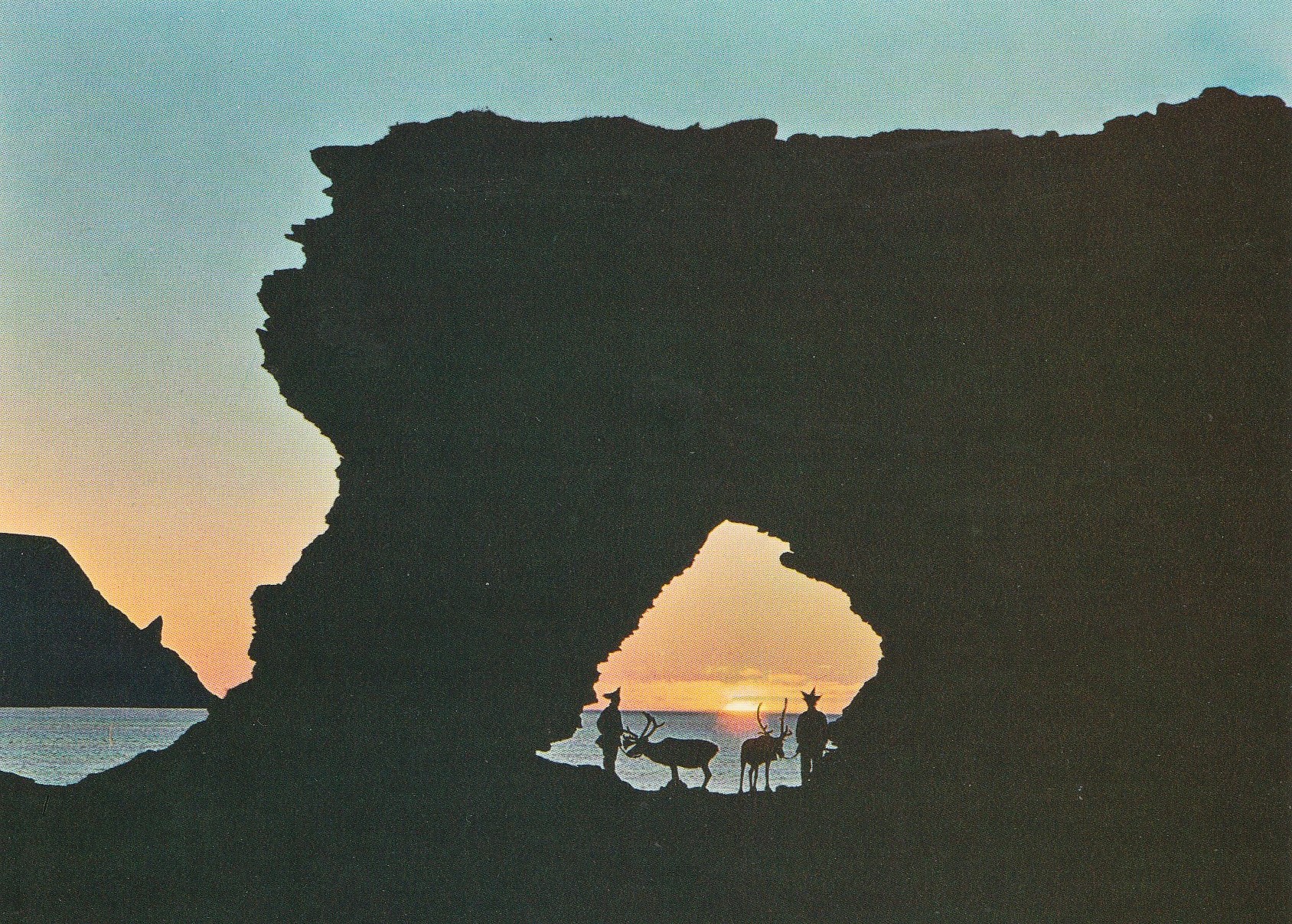 Midnattsol .  Kirkeporten med Nordkapp i bakgrunnen.   Aune F-4701-0