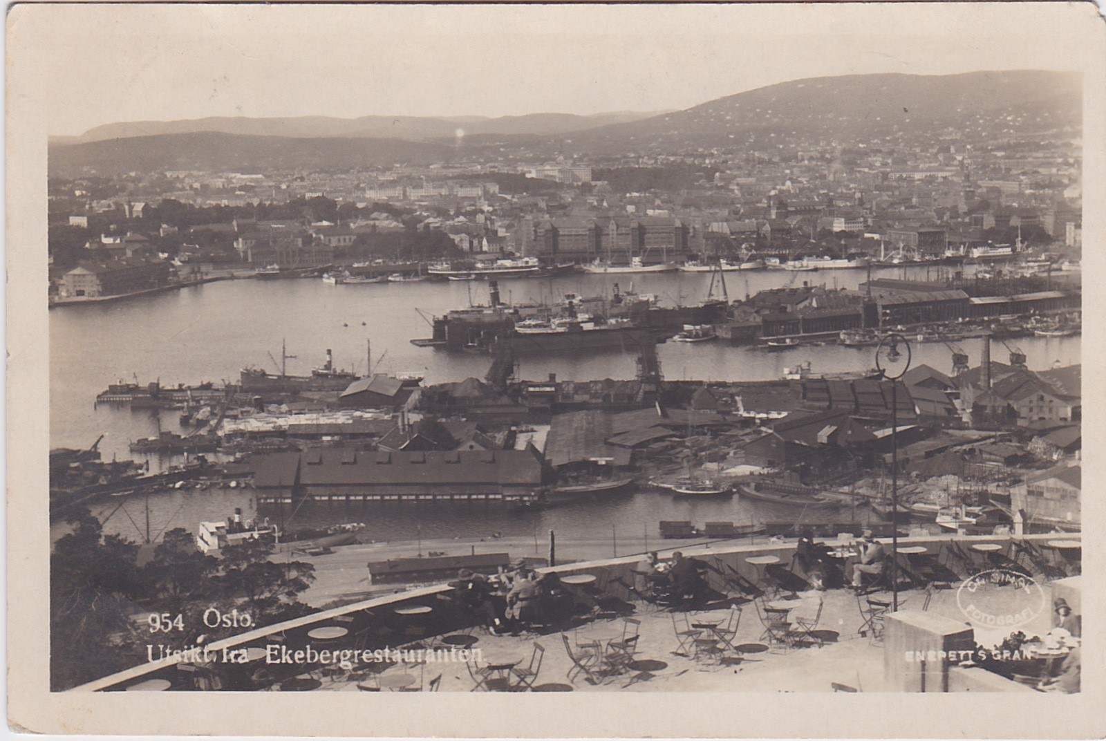 Utsikt over Oslo fra Ekeberg mot havneområdet med lagerbygninger Skip verksted 1931