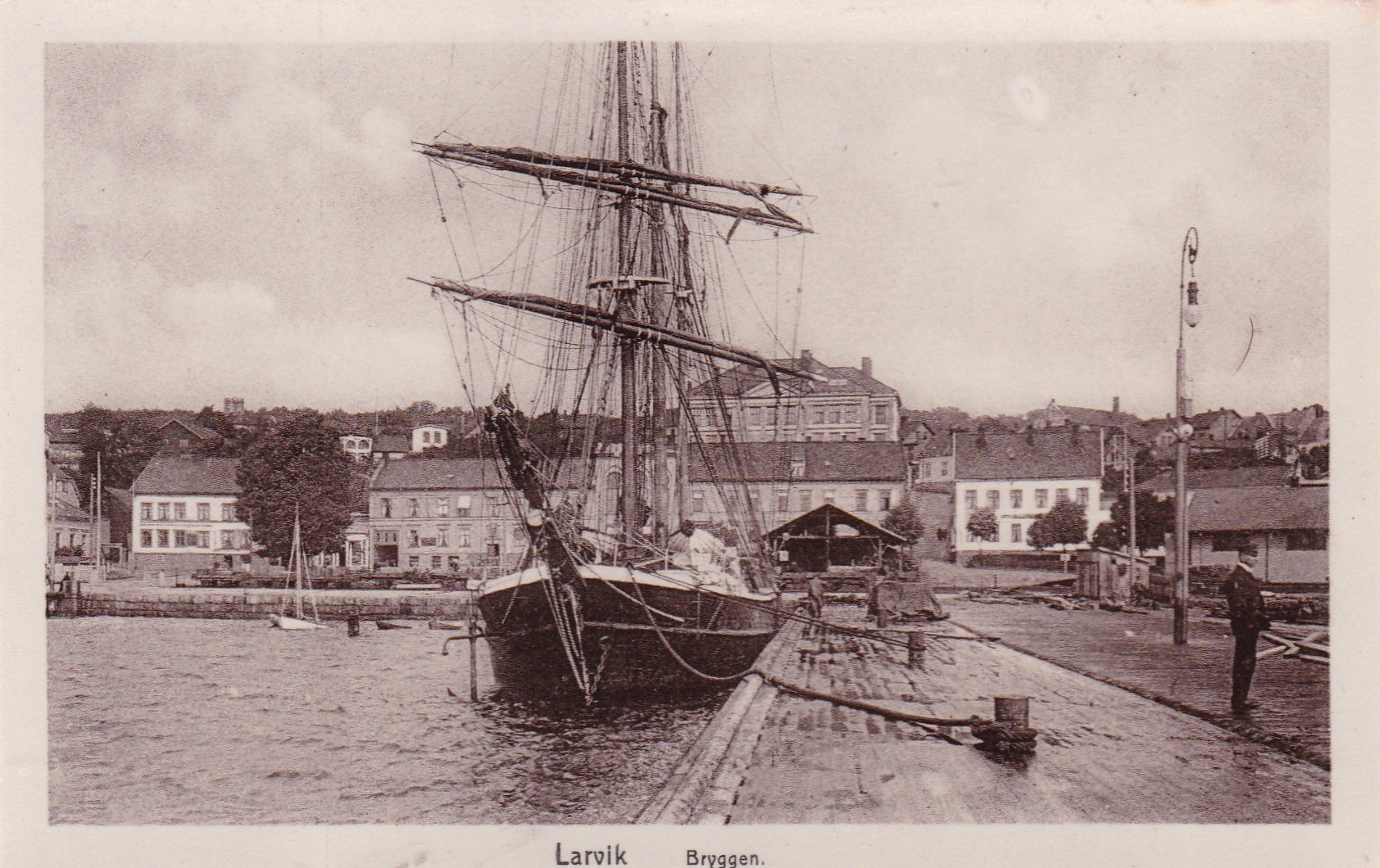 Larvik. Bryggen med seilskute ( C.H. Eneret)