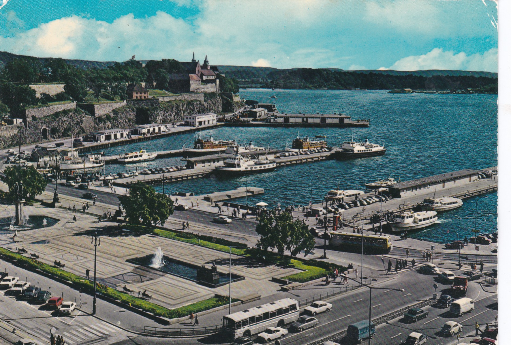 Oslo. Utsikt over Rådhusplassen og Honnørbrygga. Aune