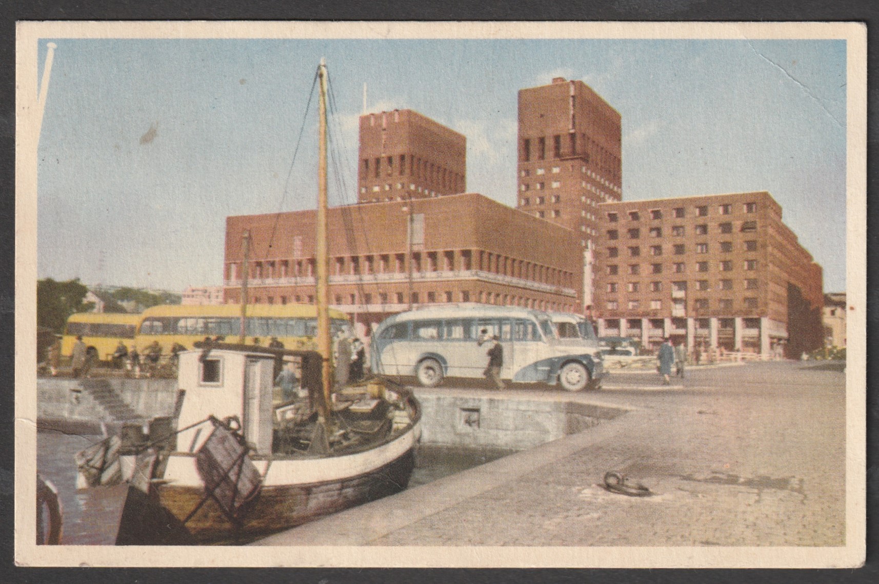Buss ved Rådhuset, brukt 1949. Kortforlaget 61