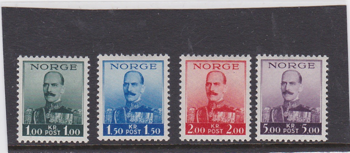4 Gamle Kong Håkon frimerker-Ubrukte-Kr1, kr 1,5 , kr 2 og kr 5-Kong Haakon VII i gallauniform