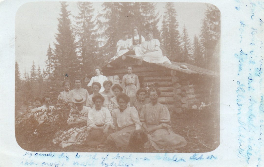 Heradsbygd? Folk ved hytte. Stmp. Søndre Elverum-07