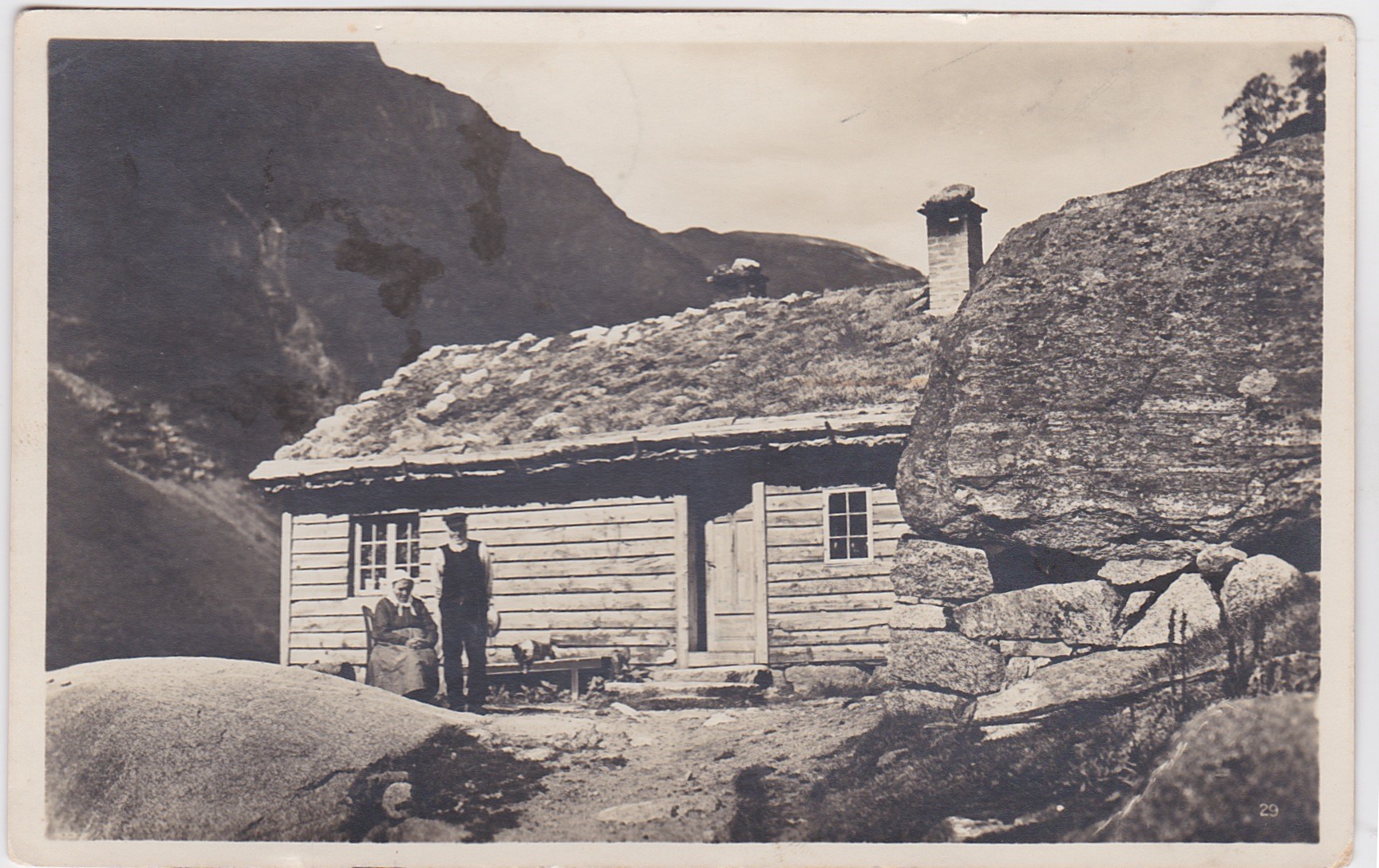 Husmannsplass et sted i Norge?-Eldre ektepar utenfor sin bolig 1928