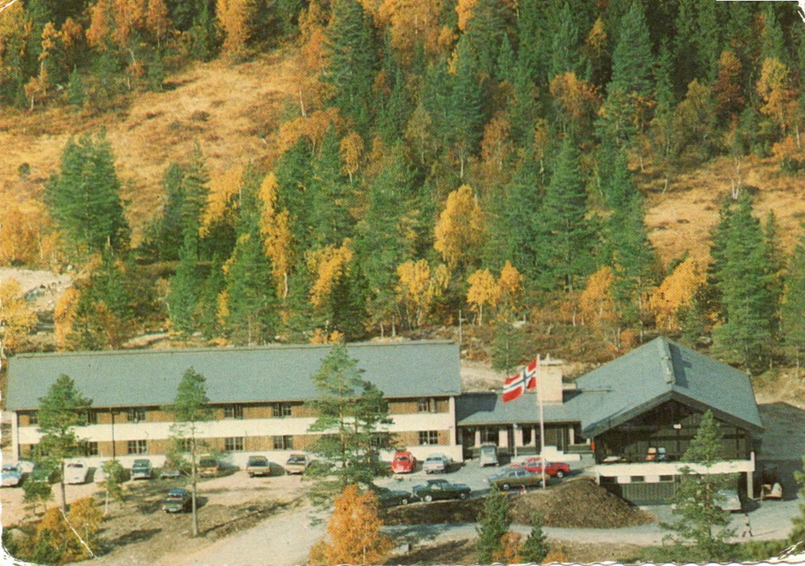 Drangedal. Gautefall Turisthotell med mange biler. Stmp.-76.