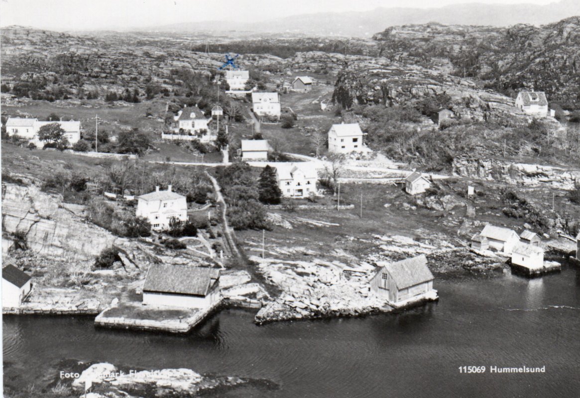 Hummelsund. (Tidl Sund komm. på Sotra) Noen hus og brygge.
