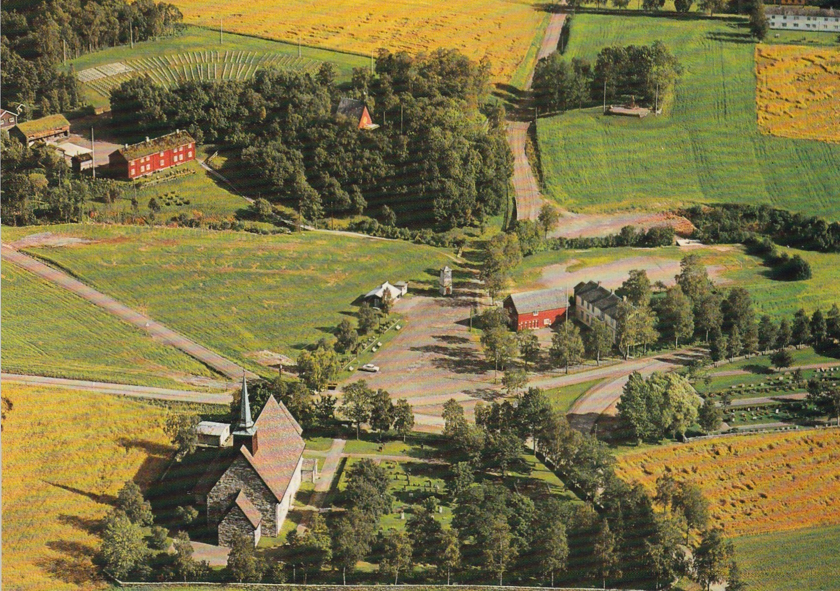 Utsikt over Stiklestad med kirken , museet og Stevneplassen . Aune F-3876-8