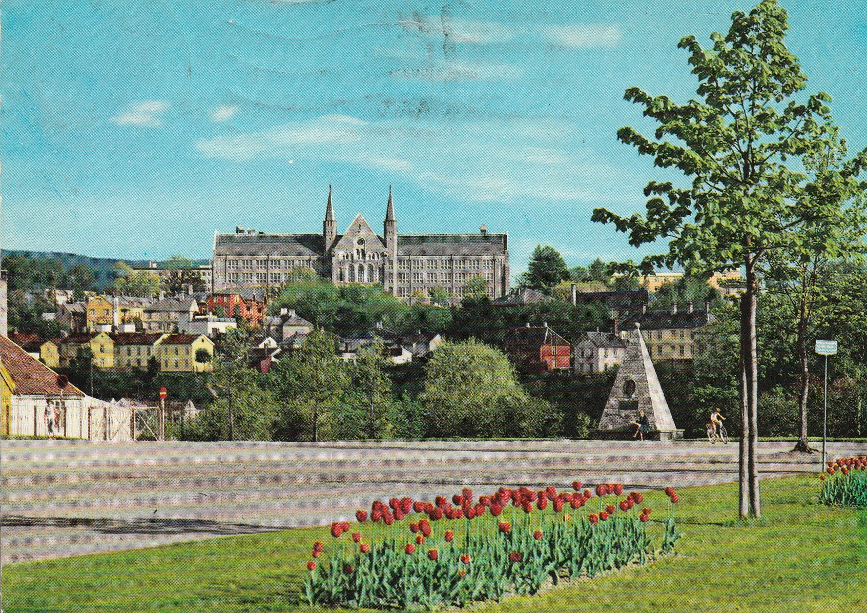 Eldre kort fra Trondheim. Parti ved Kongsgårdsplassen med Jørgen Bjelkes monument. Aune F-3187-7 Pstg