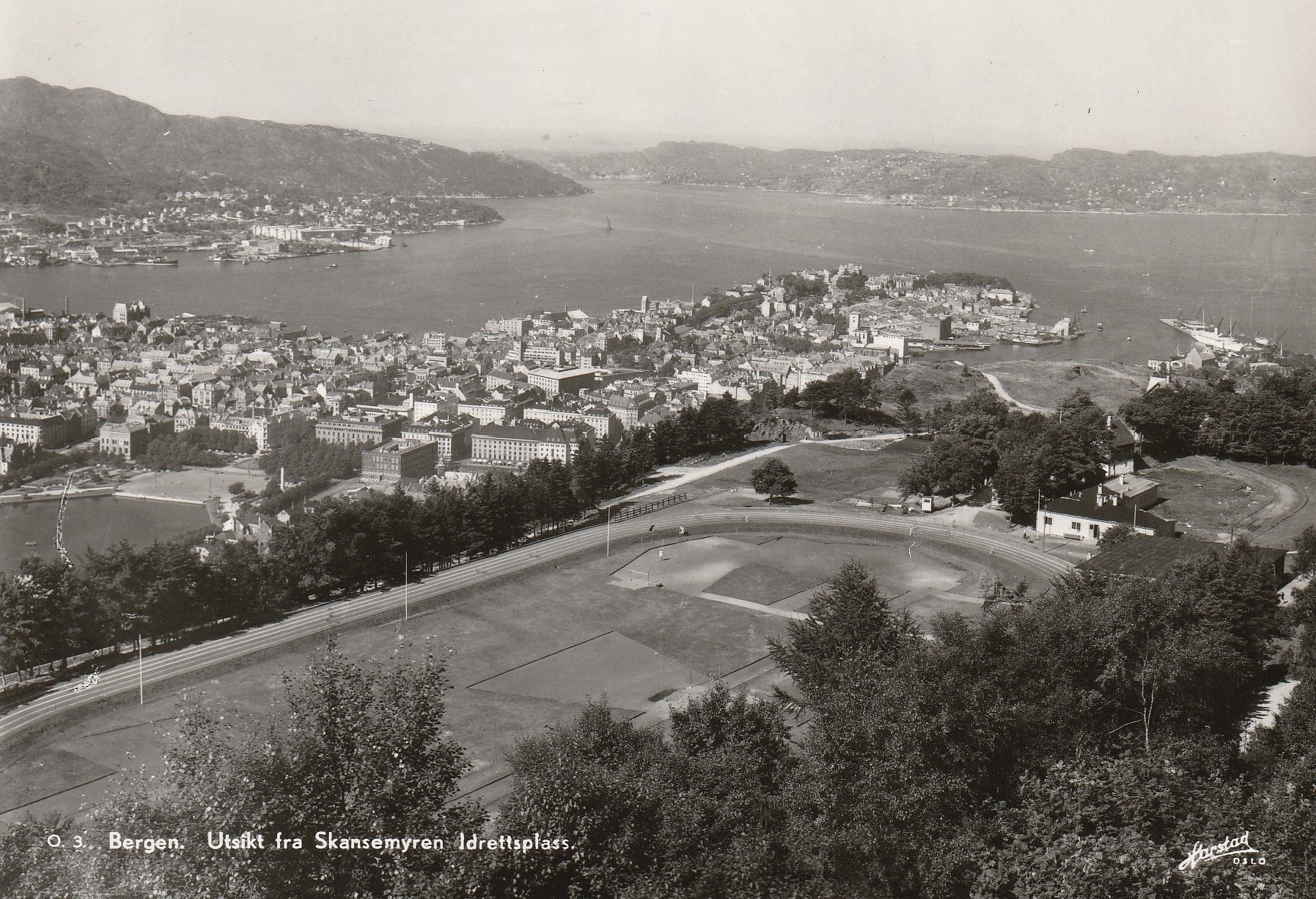 Bergen . Utsikt fra Skansenmyren Idrettsplass. Harstad O.3