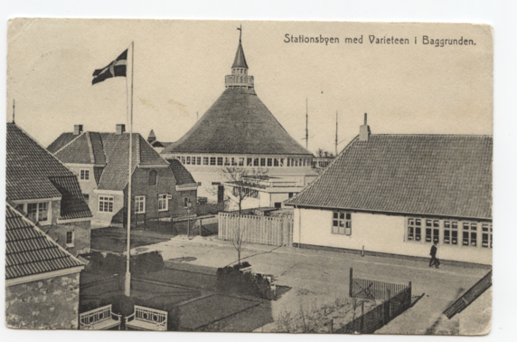 Stationsbyen med Varieteen i Baggrunden Brevkort.