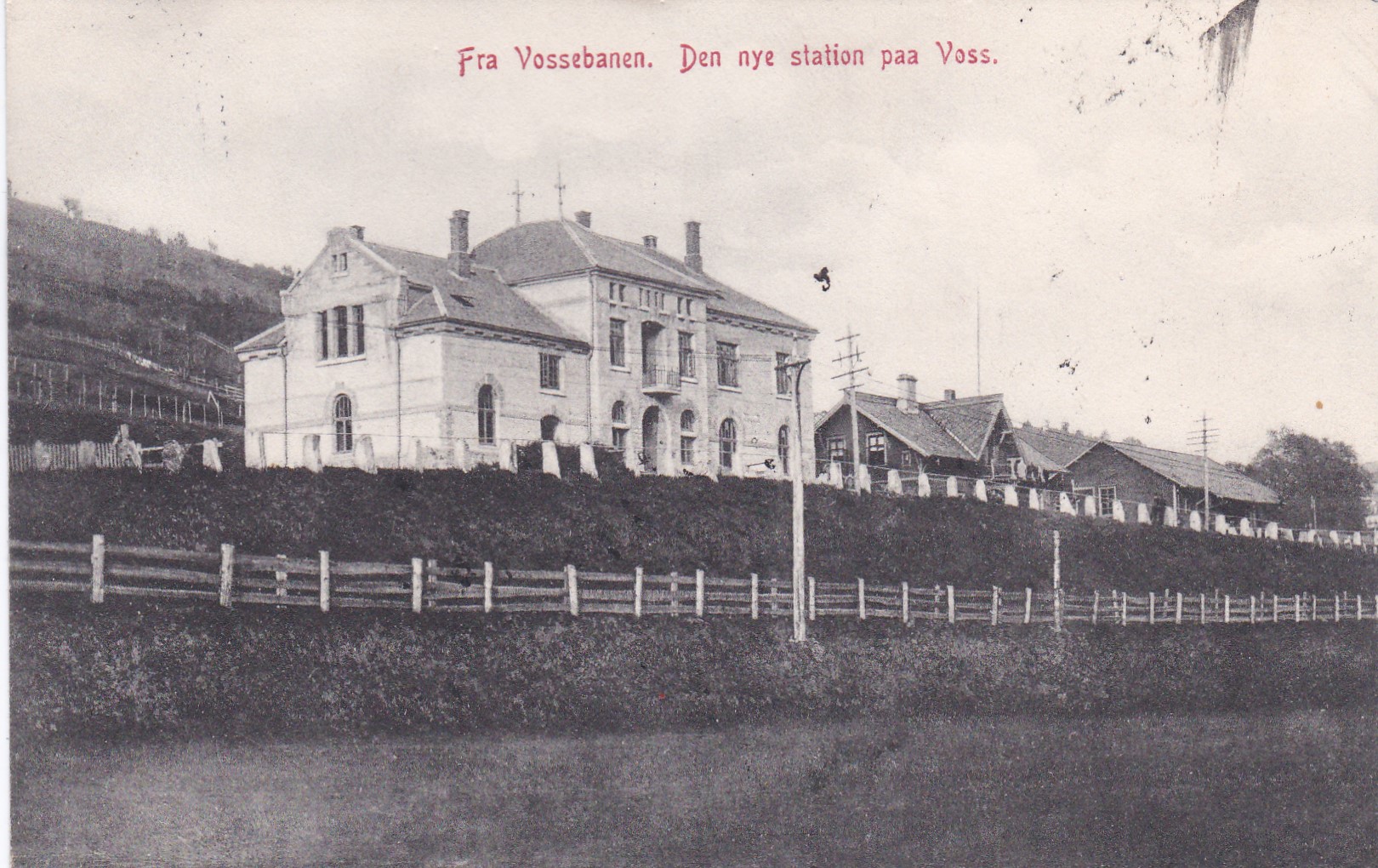 Fra Vossebanen. Den nye stationen paa Voss.