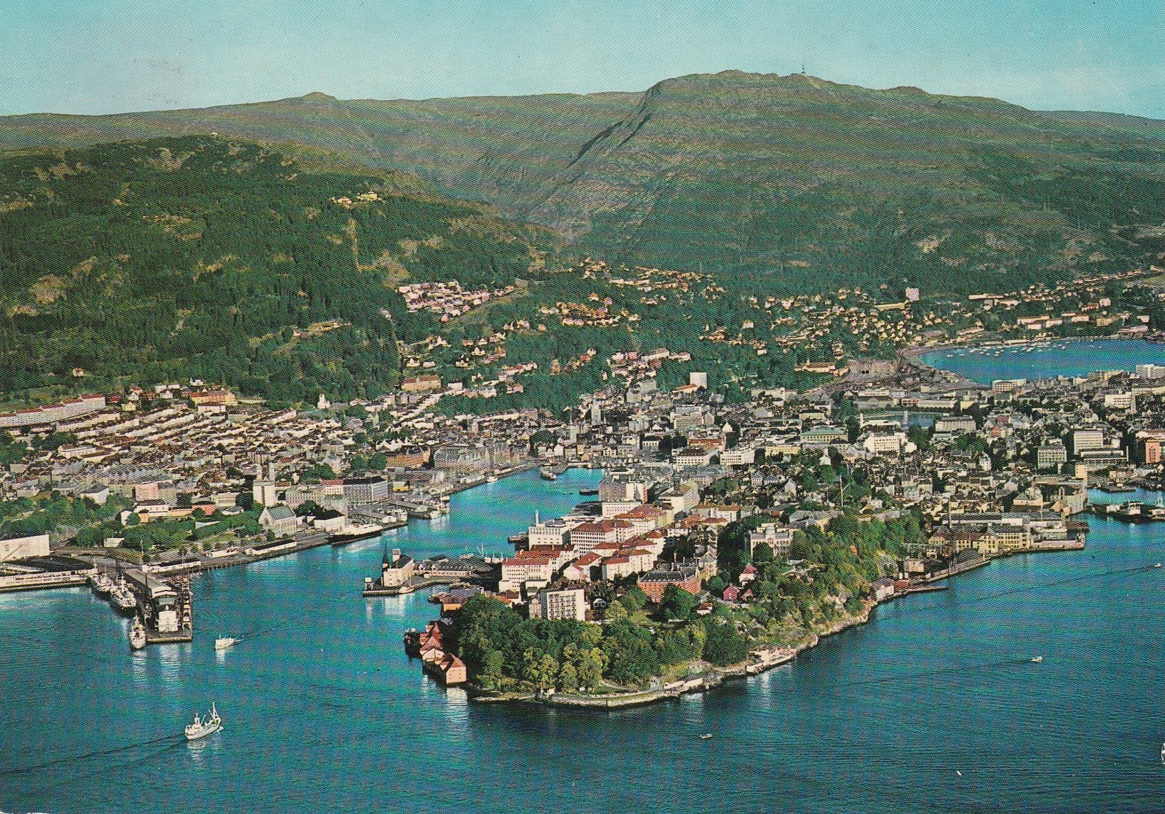 Eldre kort fra Bergen . Flyfoto fra sjøsiden med Nordnes i forgrunnen. Aune F-2785-6 Pstg