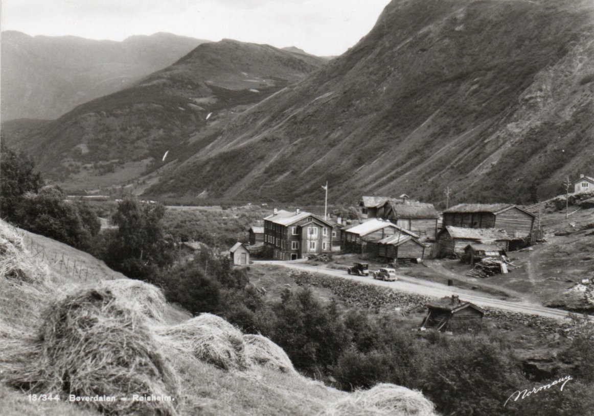 Røisheim, Bøverdalen med to biler. St.Lom 1965.