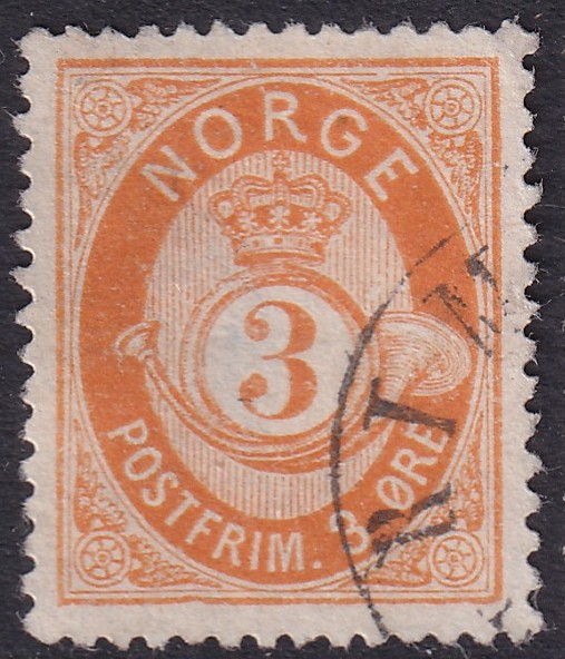Nk 23 3 øre guloransje skravert posthorn 1877/78 – skrått brudd på ytre ramme 1