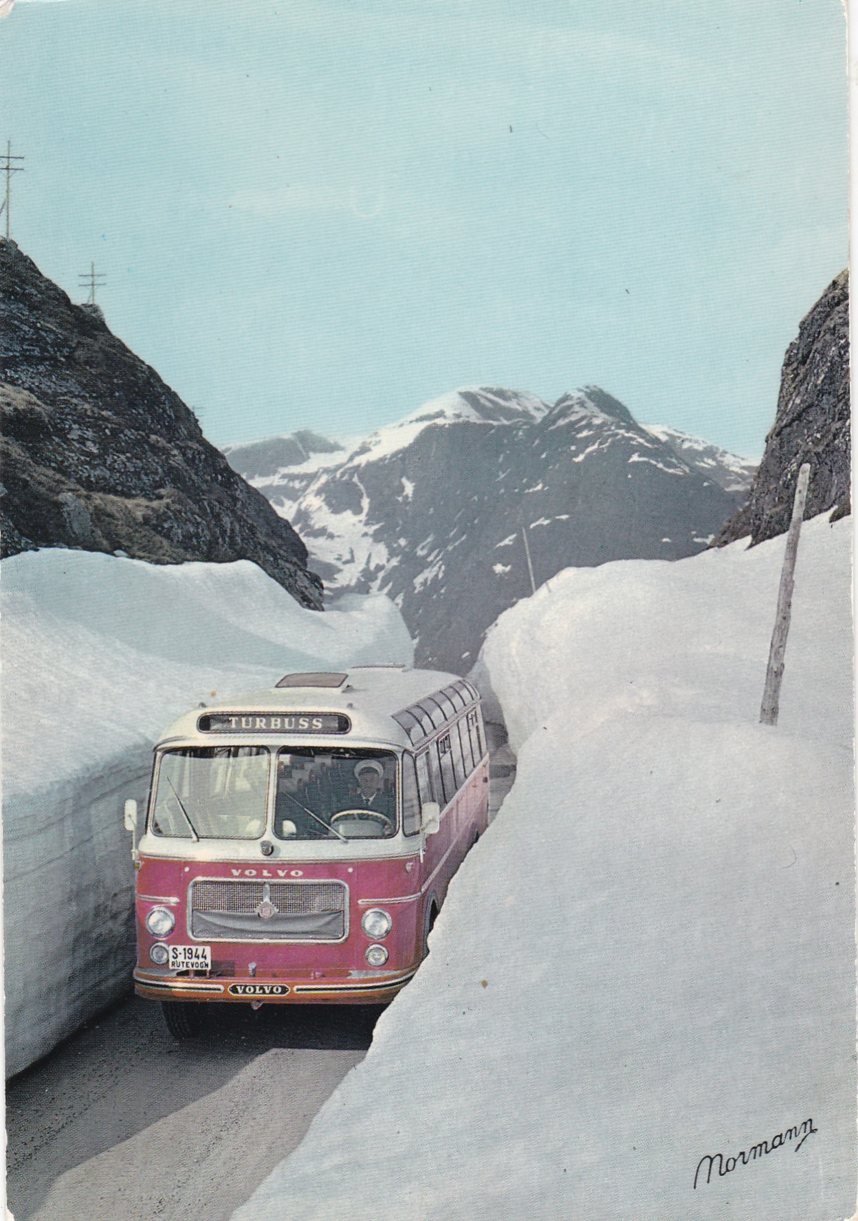 Gaularvegen i juni. Buss ( S-1944) ( Normann N-20-3)