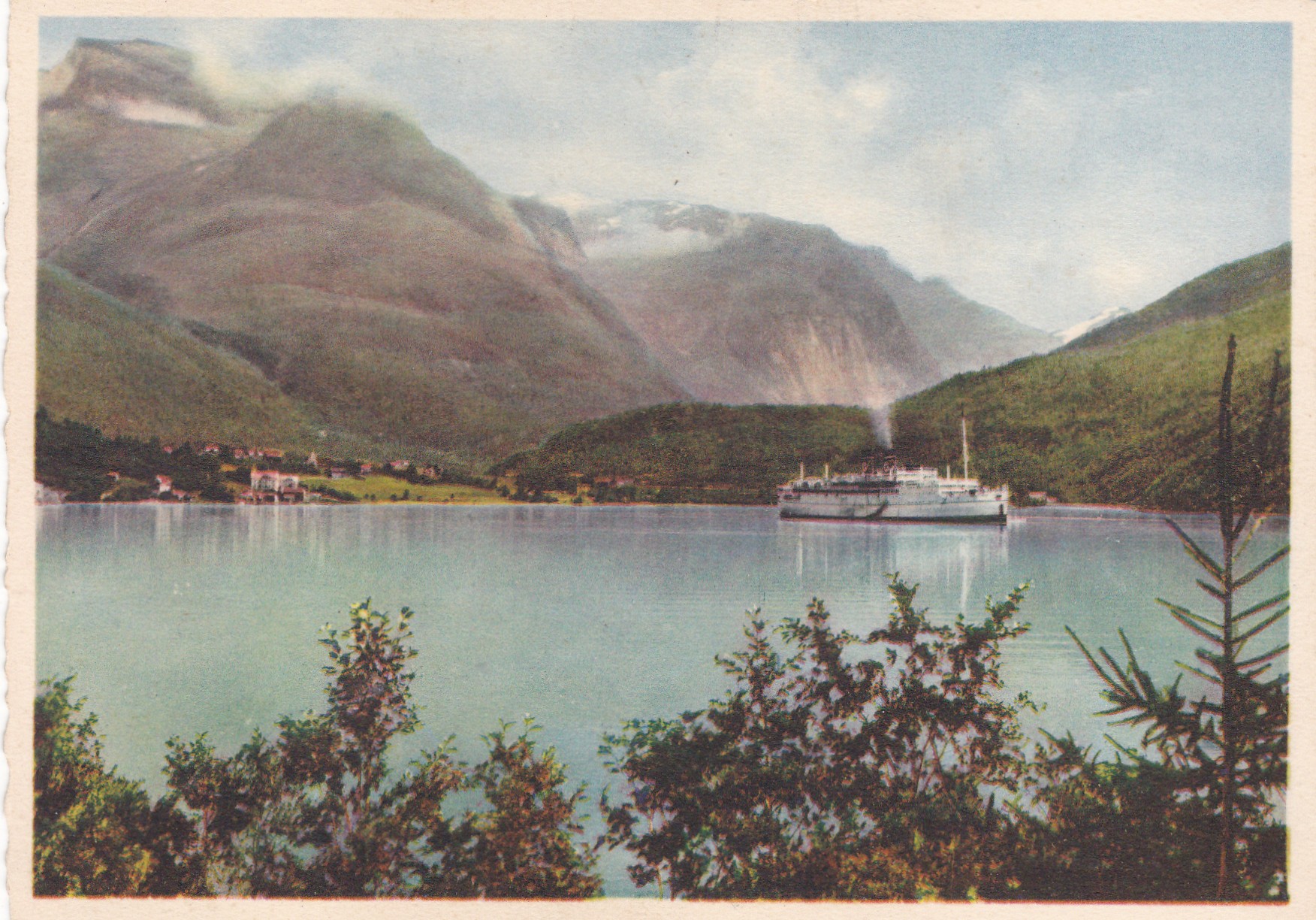 Loen med turistbåt ( Eneret Mittet & Co No 26)