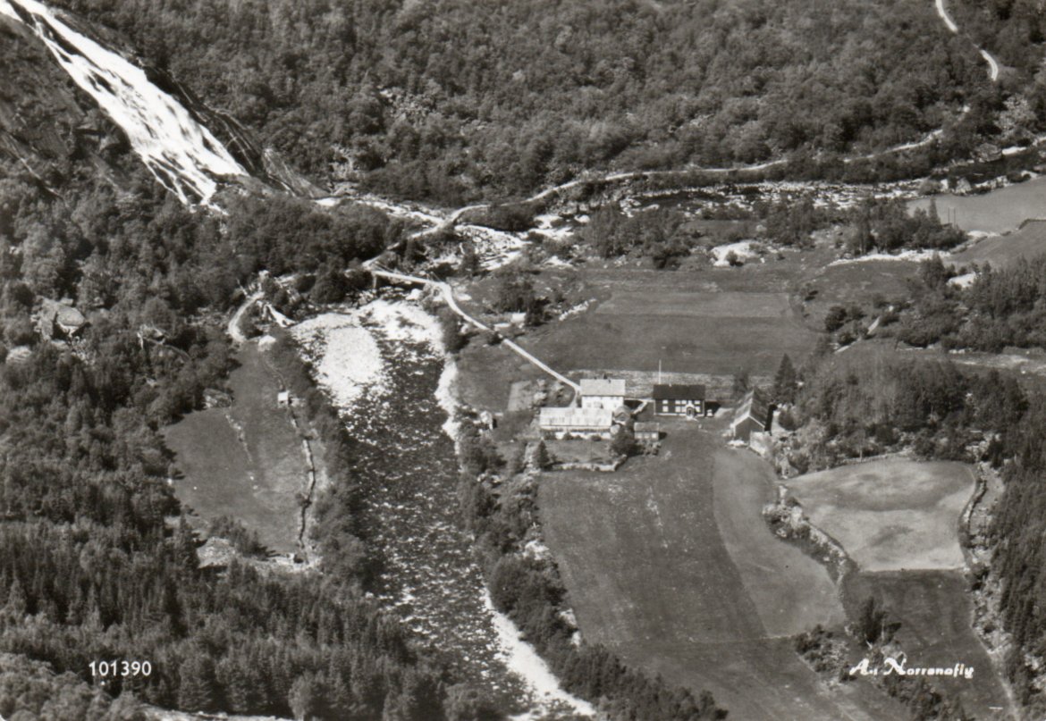 Stor gård ved foss. Trolig Romsdal?