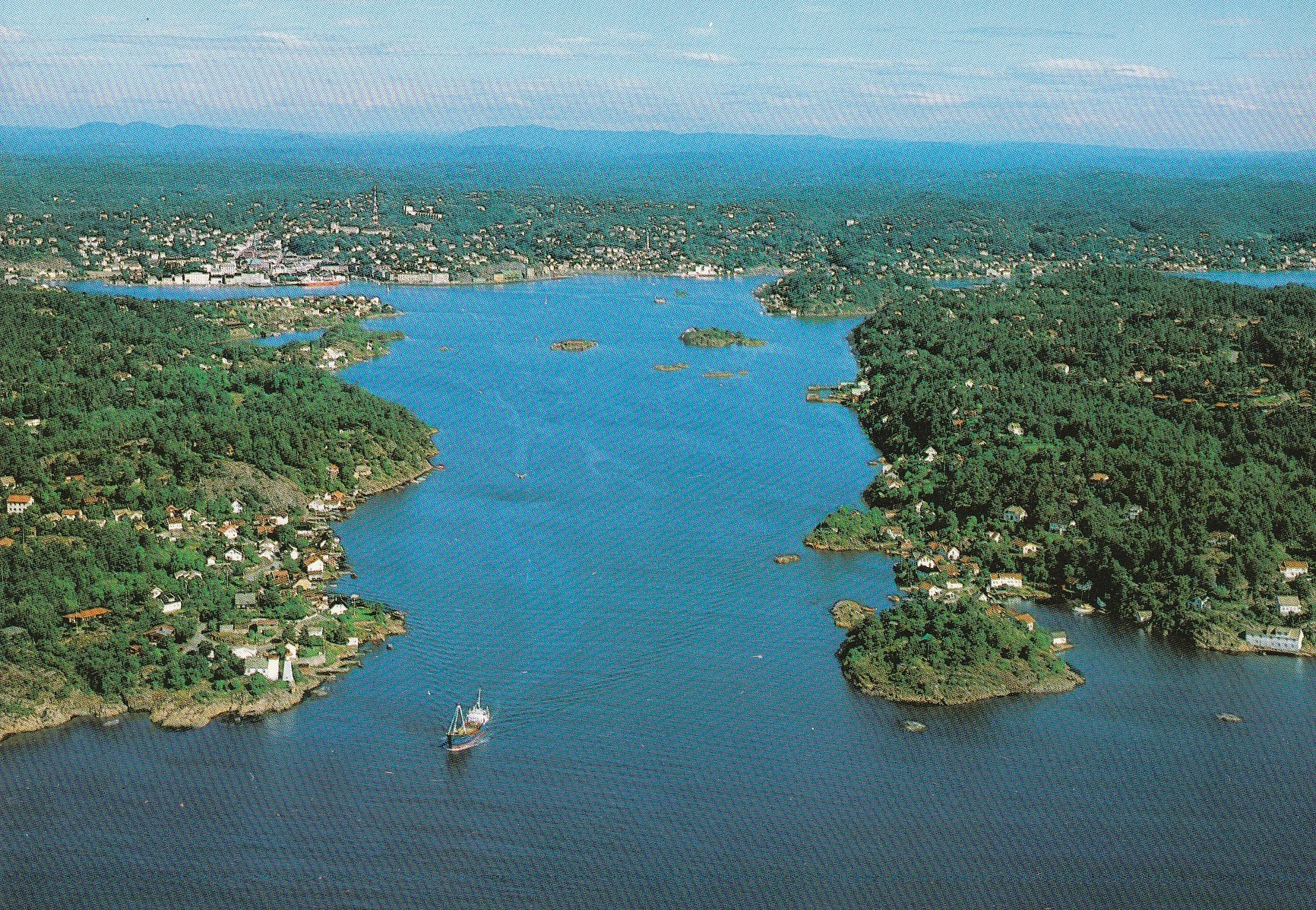 Arendal.  Fjorden mellom Sandvigen og Revesand. Aune F-9865-1