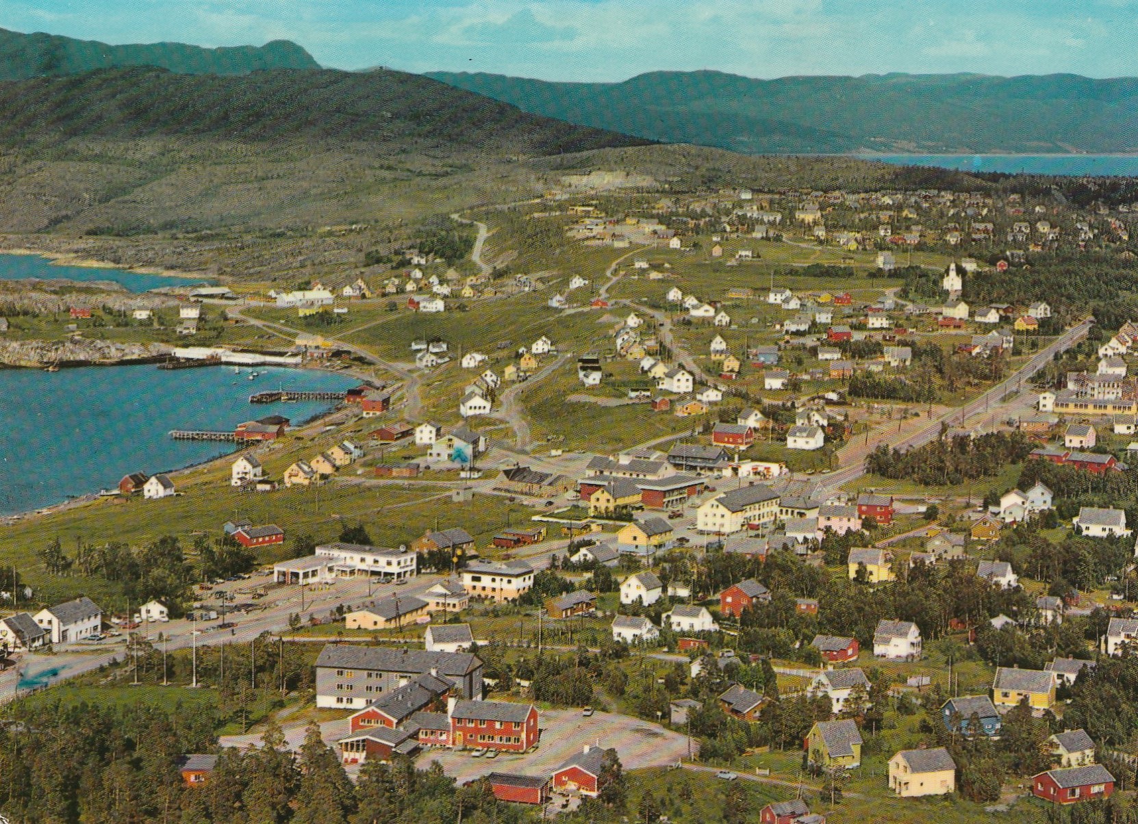 Alta sett fra fly. Hotellet i forgrunnen.  Aune F-4312-9