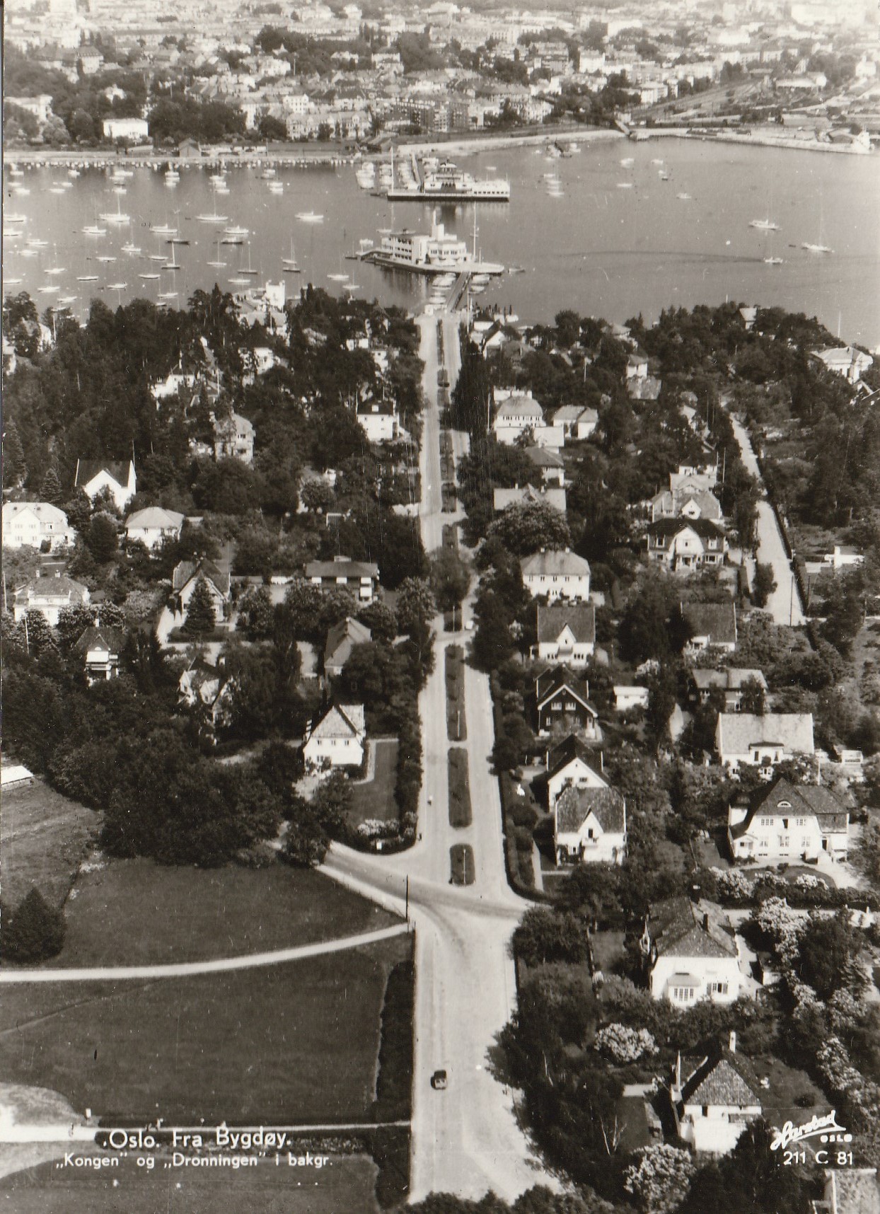 Oslo.  Fra Bygdøy.  "Kongen" og "Dronningen" i bakgr.  Harstad 211 C 81