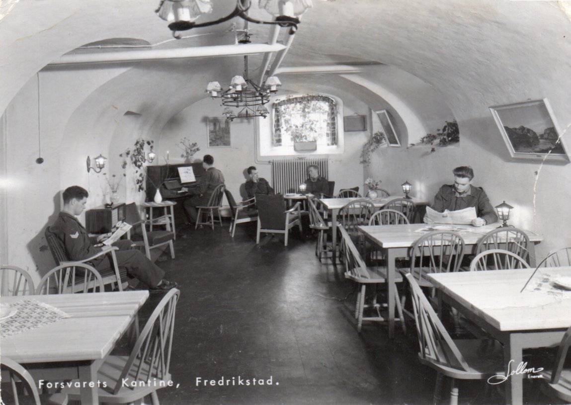 Fredrikstad. Forsvarets Kantine. Svake hjørner og liten bøy.