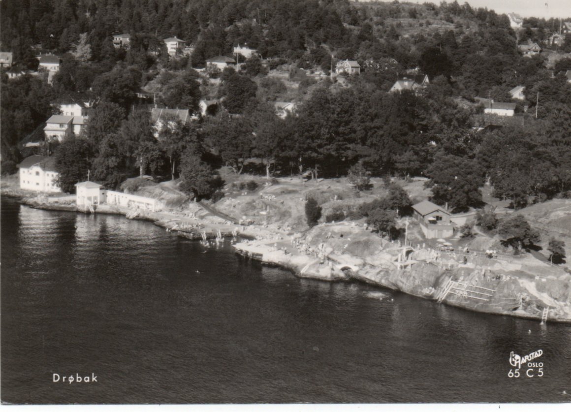 Drøbak. Noen hus nær sjøen. Stmp.Drøbak 1959.