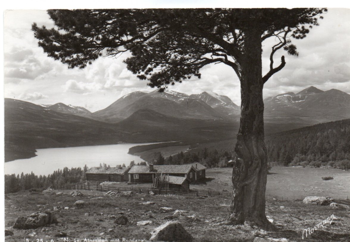 Sollia. Atnasjøen med gård . Rondane i bakgr.