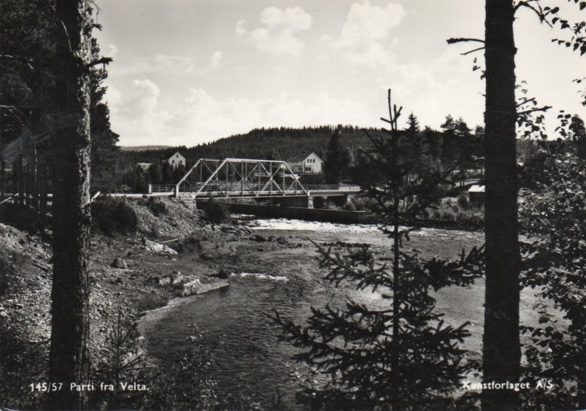 Velta med noen hus og bro. (Åsnes)