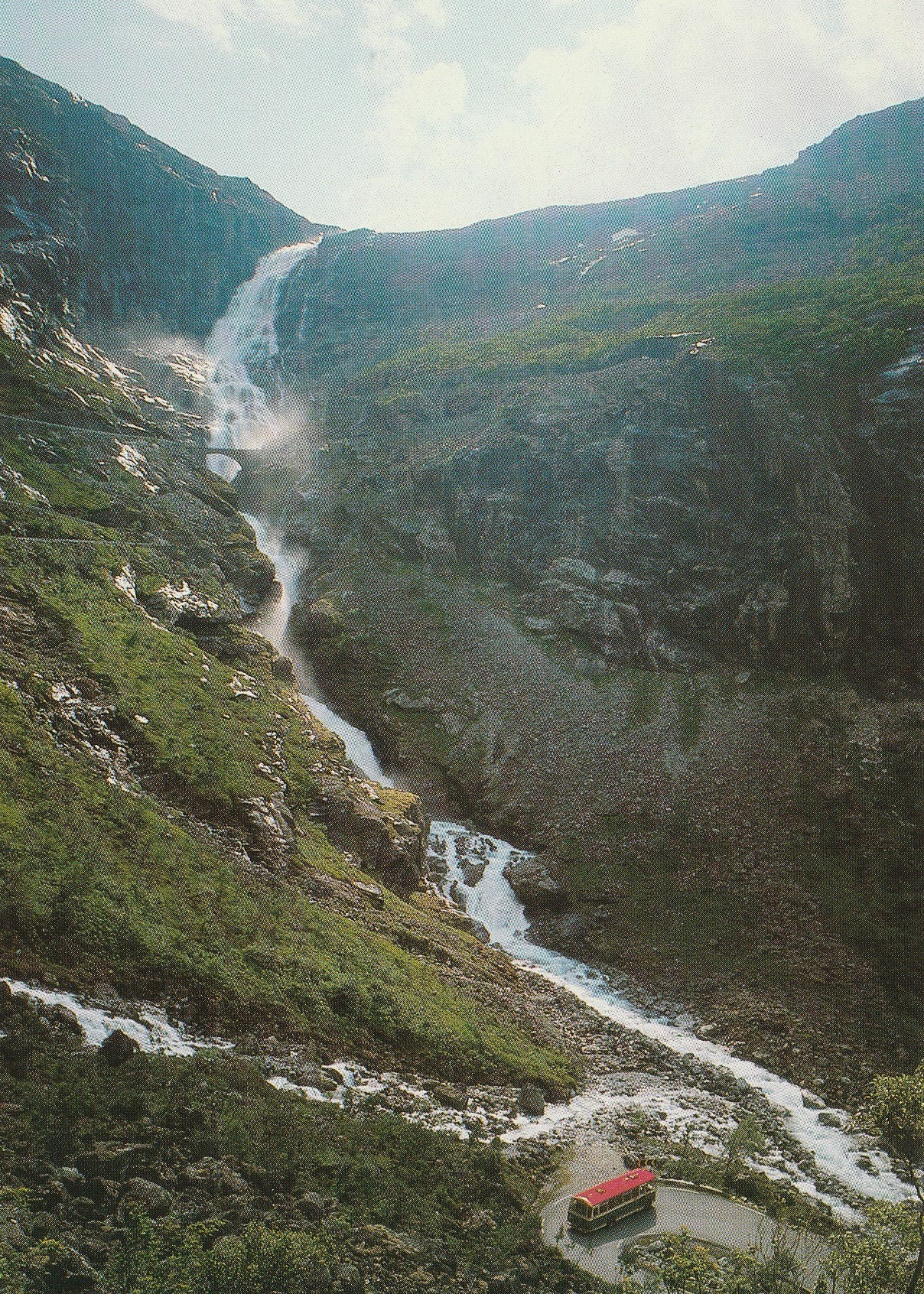 Trollstigen . Stigfossen med et fall på 180 m. Aune F-10861-3