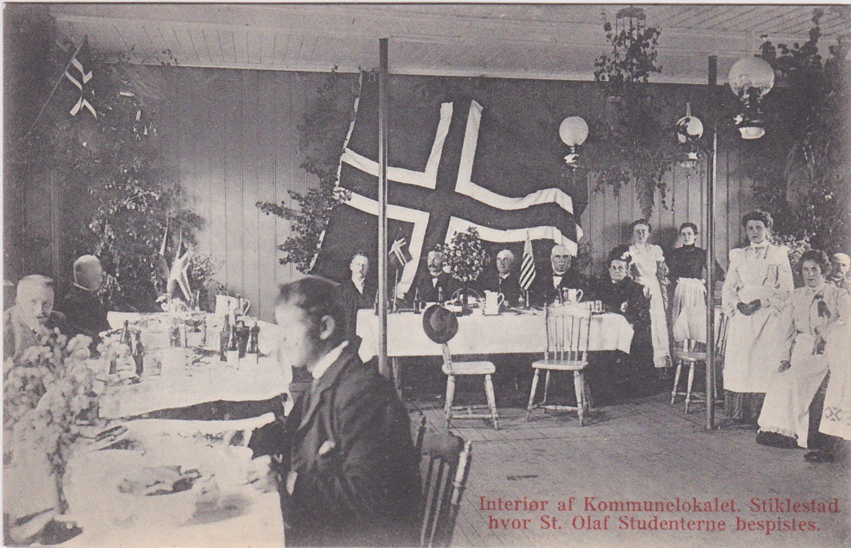 interiøret i Kommunelokalet på Stiklestad under bevertningen av studentene fra det amerikanske St. Olaf College Student Band under deres besøk i 1906