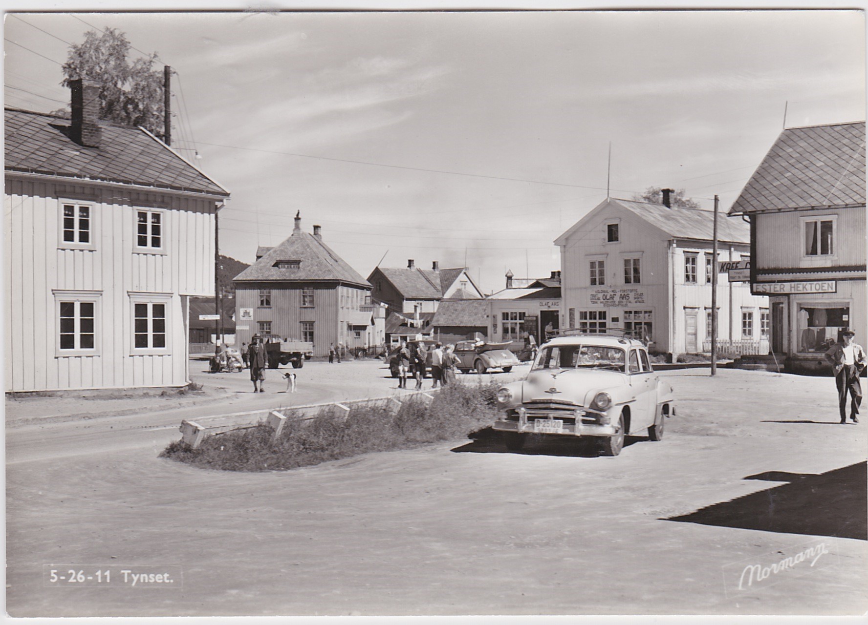 Fra Tynset torv ca 1960-Bygningene ble revet ca 1960-Drosje D-26120 ledig for tur