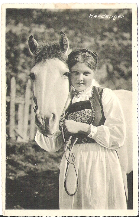 Hardanger 1939(?) Solveig Lund 1111/35