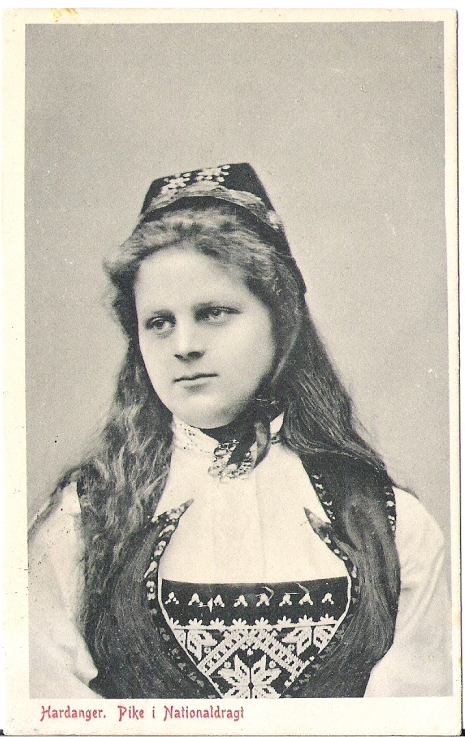 Pike i Nationaldragt 1913. Abel