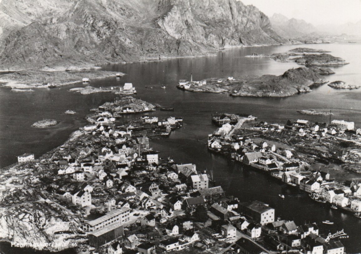 Henningsvær. Oversikt over stedet.   Porto 25,-kr uansett antall kort.