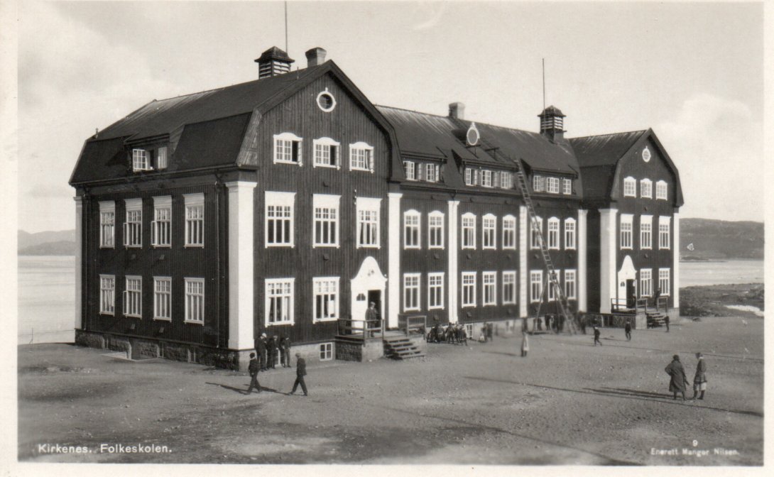 Kirkenes Folkeskole. Nærmotiv.   Porto 25,-kr uansett antall kort.