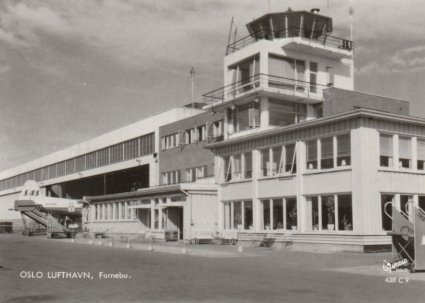 Oslo Lufthavn,  Fornebu.  Harstad 438 C 9