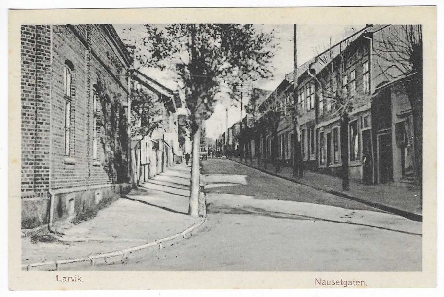 Larvik. Nausetgaten. Småf. Joh.Preutz Boghandel