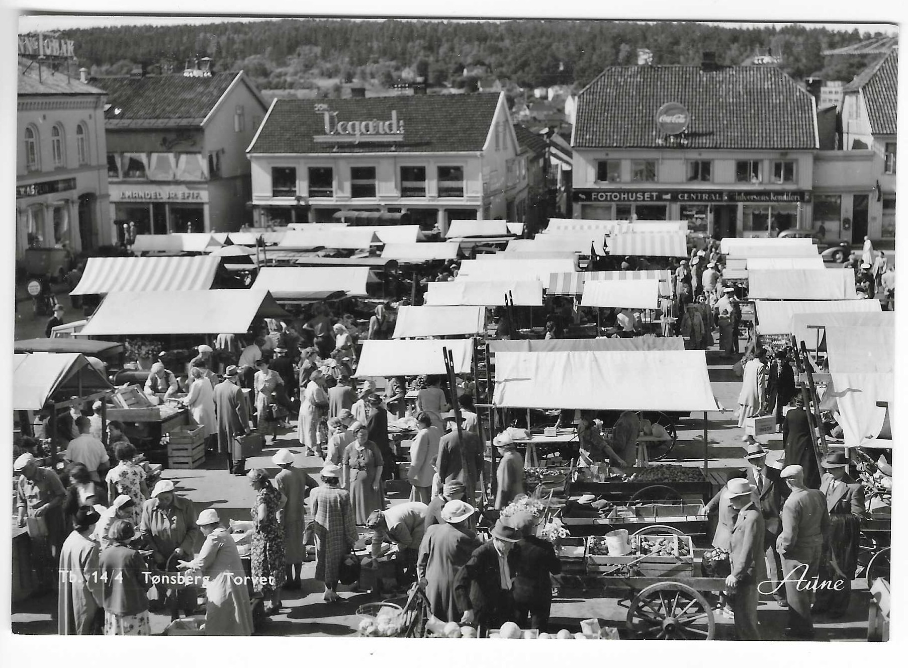 Tønsberg.Torvet.Livlig handel.50t. Aune Tb-14-4