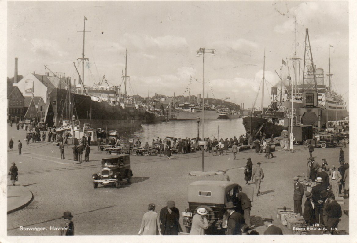 Stavanger. Flott kort fra havnen med båter, biler og mye folk.  Porto alltid 25,-kr