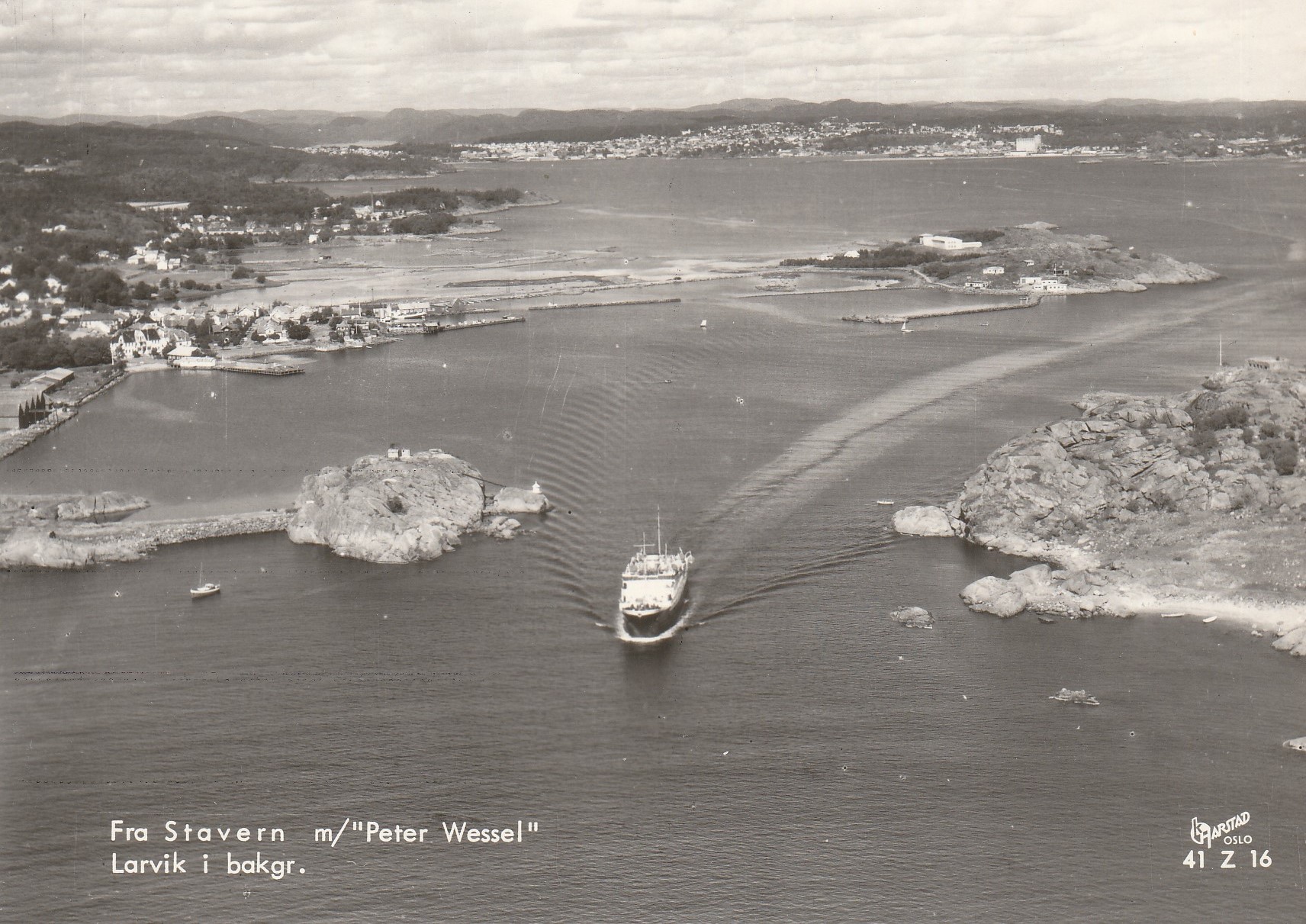 Fra Stavern m/ "Peter Wessel" . Larvik i bakgr. Harstad 41 Z 16