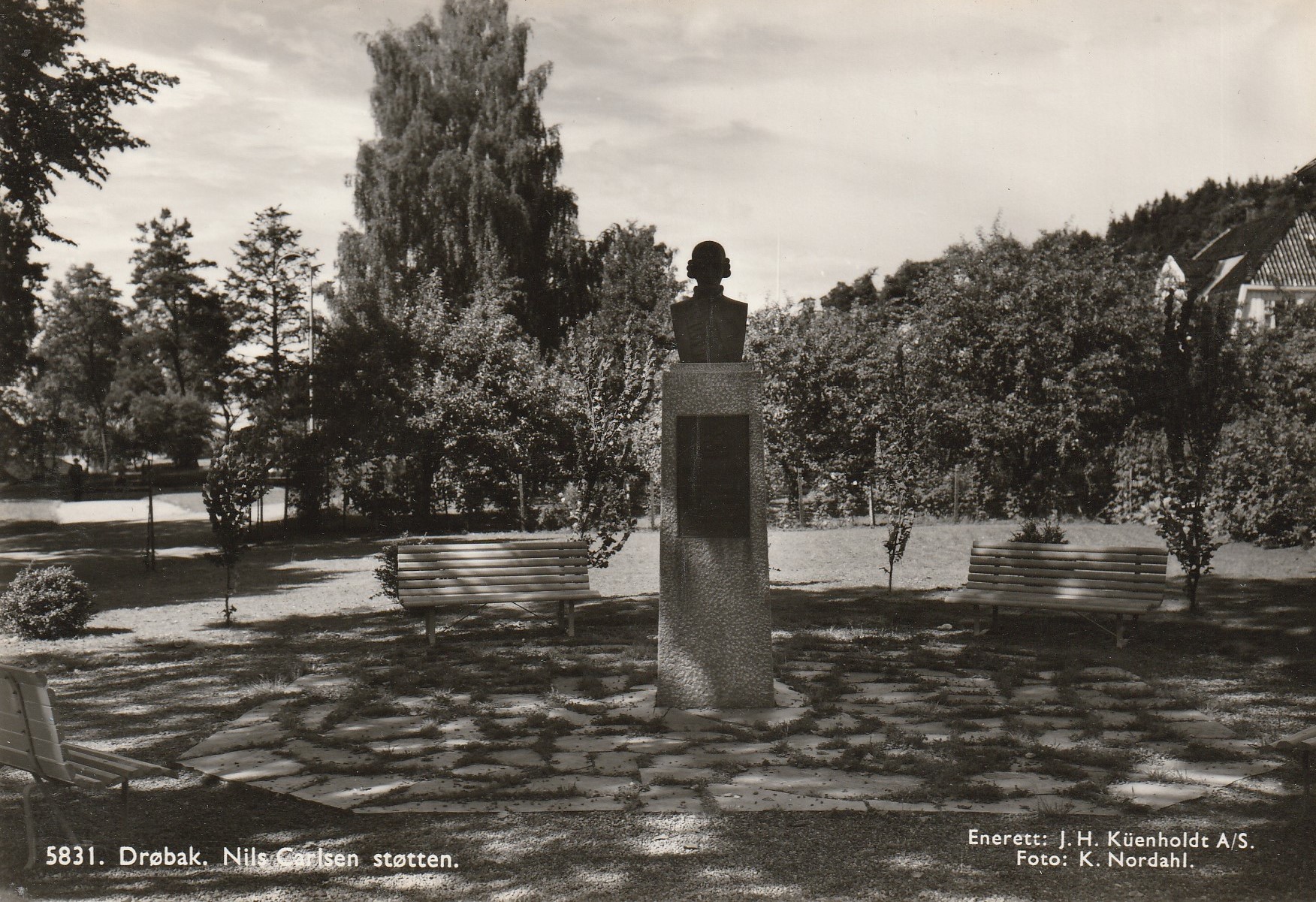 Eldre kort fra Drøbak. Nils Carlsen støtten . Kuenholdt 5831