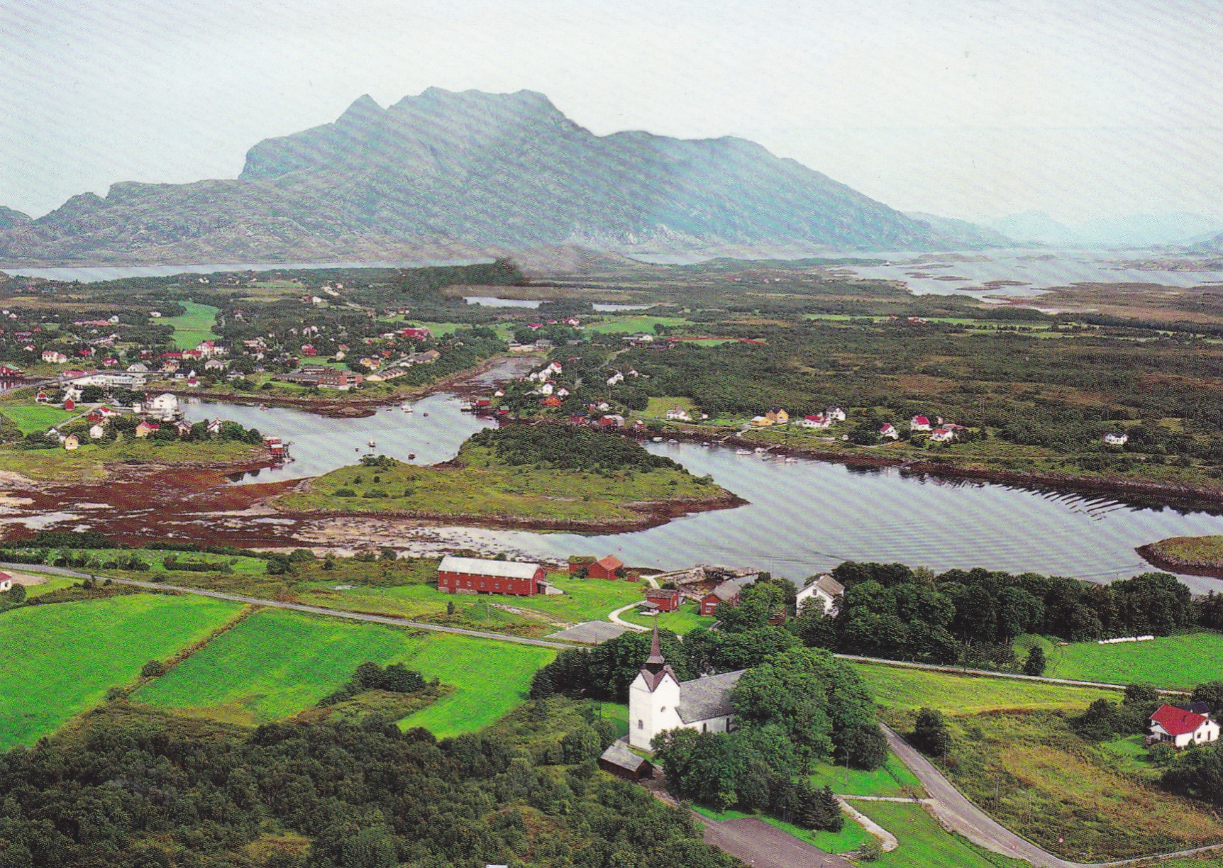 Motiv fra Herøy med Dønnamannen i bakgrunnen. Normann