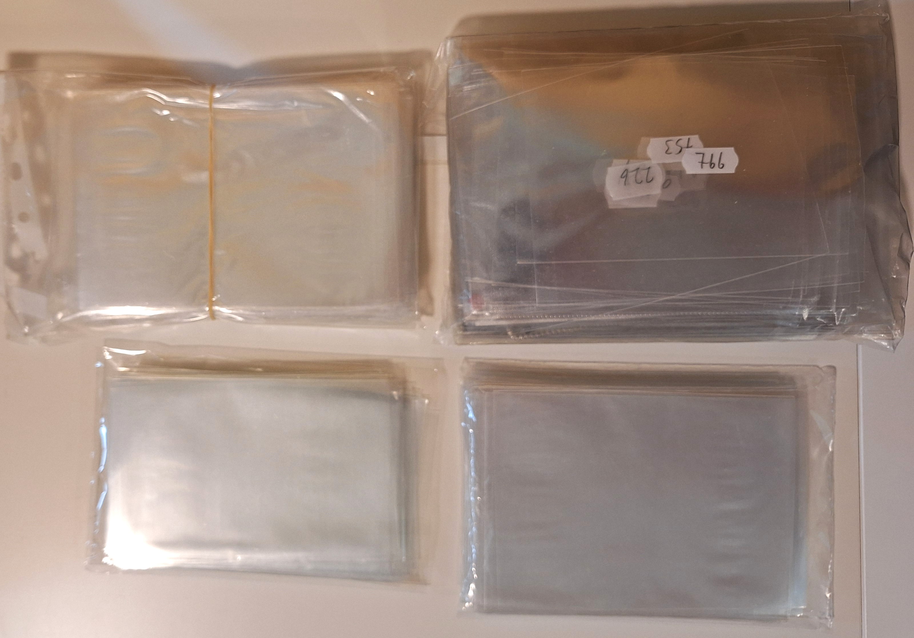 Hundrevis av plastlommer for postkort. Ca 1,1 kg.